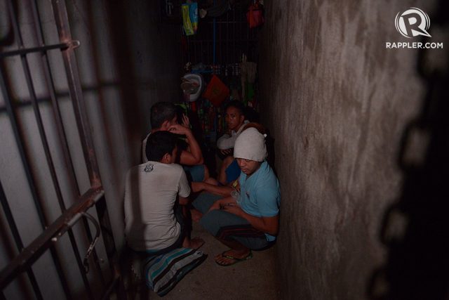 IN THE DARK. Twelve allegedly illegally detained men and women are found in a 'hidden lock-up cell' in MPD Station 1 on April 27, 2017. Photo by Eloisa Lopez/Rappler 