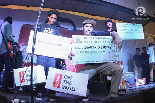 Mak Feliciano (2nd place), Demitrio Cuevas (1st place) and Chris Hurich (3rd place) show off their checks. Photo by Mark Cristino/Rappler 