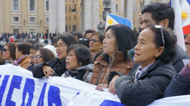 Thousands of Filipinos in Vatican welcome Pope Francis home