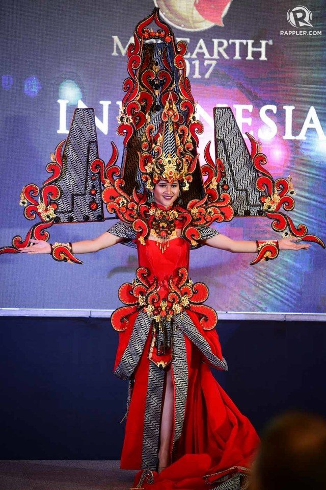 WAKIL INDONESIA. Michelle Alriani memamerkan busana nasionalnya di ajang 'Miss Earth 2017'. Foto oleh Alecs Ongcal/Rappler 