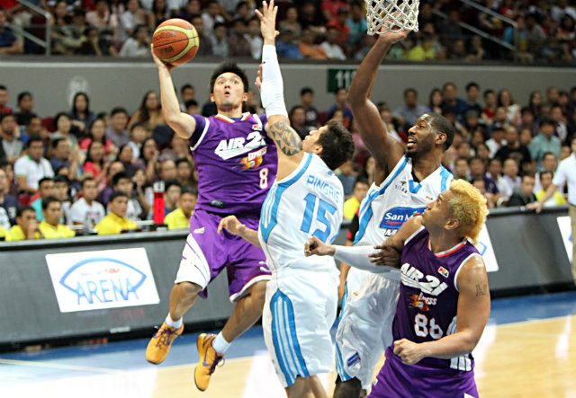 Air21's Joseph Yeo shoots a one-handed runner over San Mig Coffee's Marc Pingris. Photo by Nuki Sabio/PBA Images