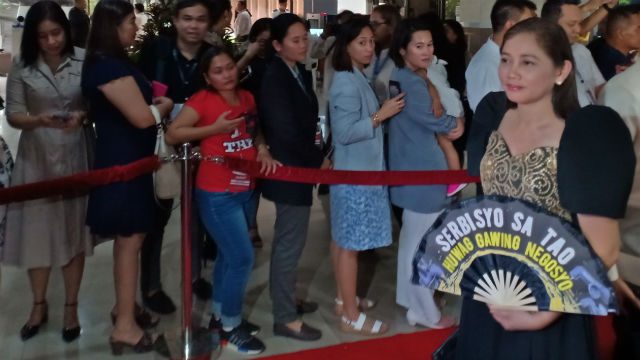 PROTEST FAN. Arlene Brosas walks down the SONA red carpet while displaying her fan. Photo from Makabayan  