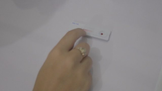 PAINLESS. Nowadays, initial HIV test results are instant, and all it takes is a prick. Photo by Dyl Tolentino/Rappler 
