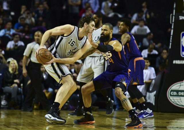 Phoenix Suns Tyson Chandler (R) vies for the ball with San Antonio Spurs´ Pau Gasol (L), during an NBA Global Games match at the Mexico City Arena, on January 14, 2017, in Mexico City. RONALDO SCHEMIDT / AFP 