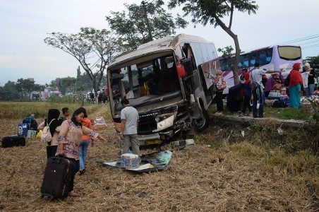 Sejumlah penumpang menurunkan barang bawaan dari dalam bus yang mengalami kecelakaan di Jalur Pantura Desa Klaling, Kudus, Jawa Tengah, Rabu (21/6). Foto oleh Yusuf Nugroho/ANTARA 