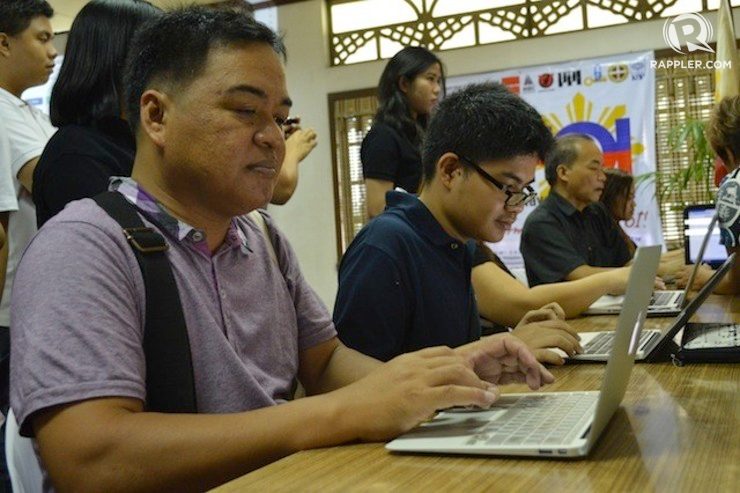 PUBLIC CLAMOR. Members of various civic groups line up to sign an online petition for the Freedom of Information Bill. Photo by Mark Salvador/Rappler