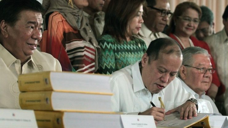 Aquino signs P2.6-trillion 2015 budget