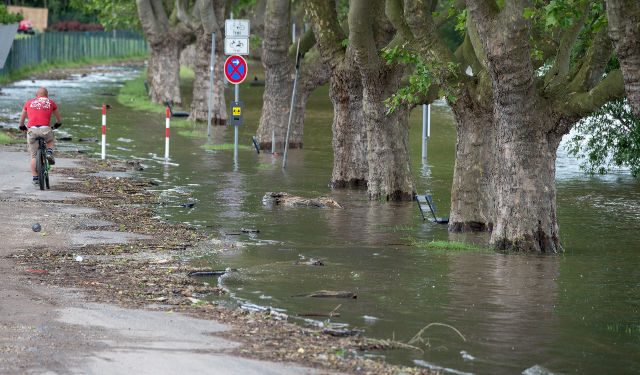 Hujan deras mendatangkan malapetaka di Eropa Utara