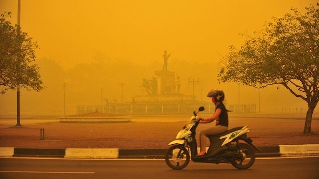 EPICENTER.  Di Palangkaraya, asap akibat kebakaran hutan berwarna kuning pekat dan menyengat.  Foto dari EPA  