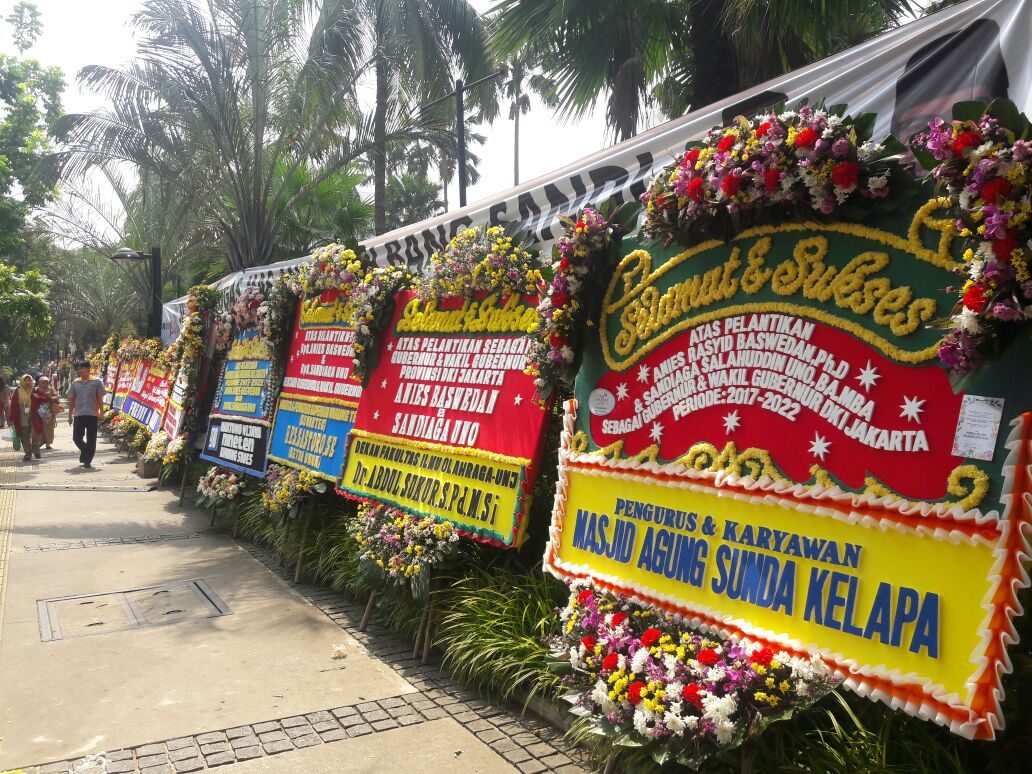 Karangan bunga memadati halaman Balai Kota Jakarta menjelang pelantikan Anies Baswedan dan Sandiaga Uno, Senin (16/10). Foto oleh Brian Argawana/Rappler 