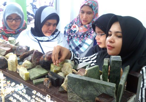 Wanita Aceh sedang memilih batu cincin di pusat gemstone Ulee Lheue, Banda Aceh. Demam batu mulia yang melanda Indonesia dalam beberapa bulan terakhir telah membangkitkan perekonomian baru. Foto Nurdin Hasan/Rappler
 
