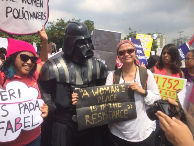 DARTH VADER. Tokoh dalam film Star Wars, Darth Vader juga ikut dalam aksi Women's March. Foto oleh Rappler  