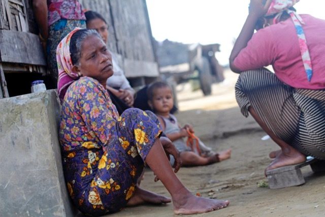 Warga Rohingya di sebuah kamp pengungsian di Sittwe, di negara bagian Rakhine, Myanmar, pada 13 November 2014. Foto oleh Nyunt Win/EPA 