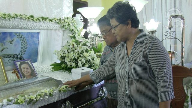 PARENTS. Mei Magsino's parents take glimpse of their journalist-daughter. Photo by Buena Bernal/Rappler 