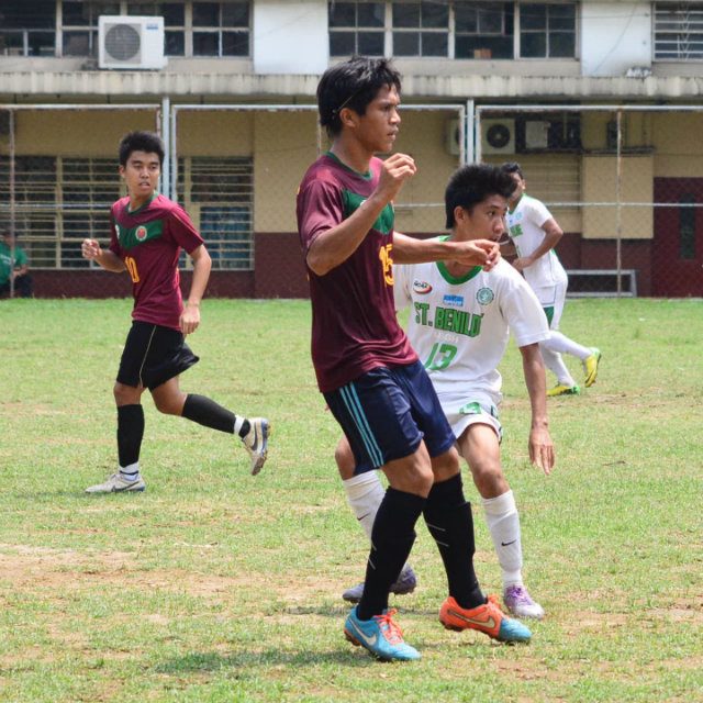 A STAR ON THE PITCH. Rogie Maglinas is seen playing against College of Saint Benilde in the Ang Liga Cup. Photo by Bob Guerrero/Rappler  