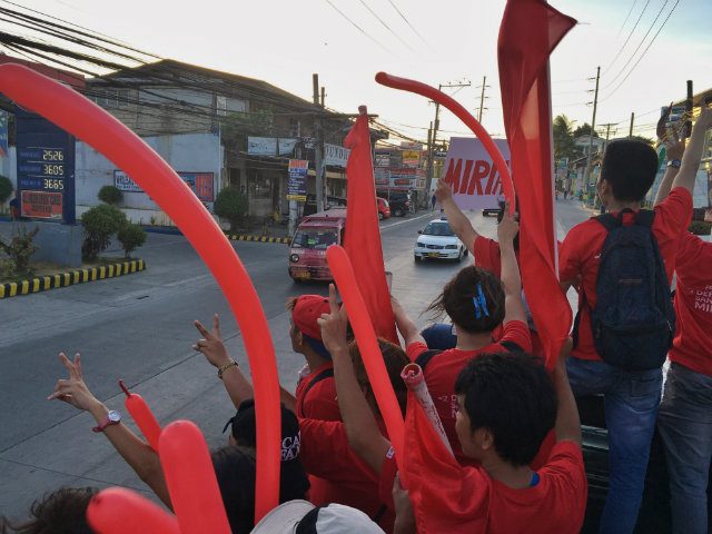 YOUTH FOR MIRIAM. Youth supporters of Miriam Defensor Santiago in Cebu City cheer at the side of the road. Photo by Fritzy Yanez/ Rappler 