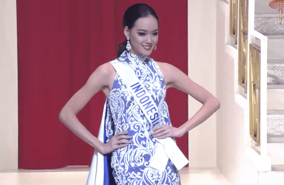 Felicia Hwang tampil di sesi Evening Dress dengan busana bernuansa biru dan putih. 
