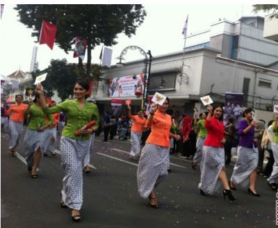 Parade pawai seni budaya dalam rangka memeriahkan peringatan pidato Bung Karno di Bandung, Rabu, 1 Juni. Foto: Antara/Ida Nurcahyani 