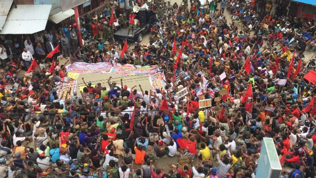 Polisi hadang ribuan demonstran, Jayapura sempat lumpuh