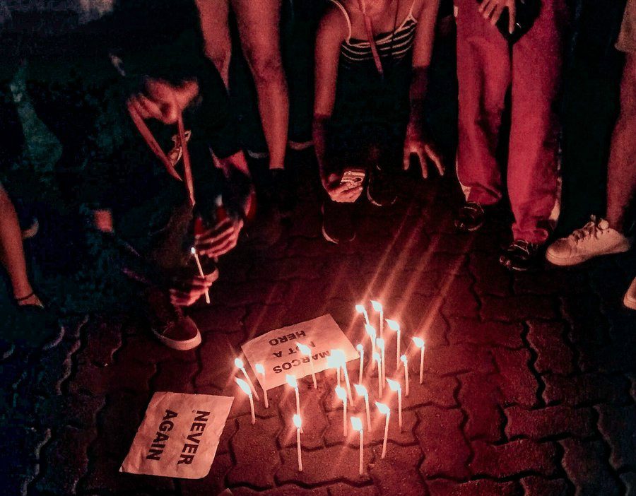 REMEMBERING MARTIAL LAW. Silliman University students light candles at the Portal East in Dumaguete City to commemorate the 46th Martial Law Anniversary. Photo by Mhel Catacutan/Rappler 