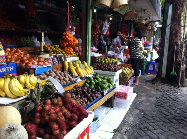 Pedagang buah di lantai bawah Pasar Santa berjuang agar tetap bertahan. Foto oleh Johana Purba/Rappler 