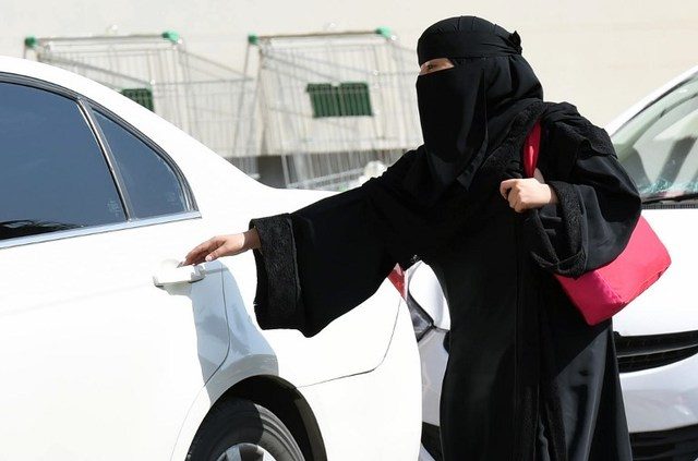 Raja Saudi keluarkan dekrit izinkan perempuan menyetir mobil