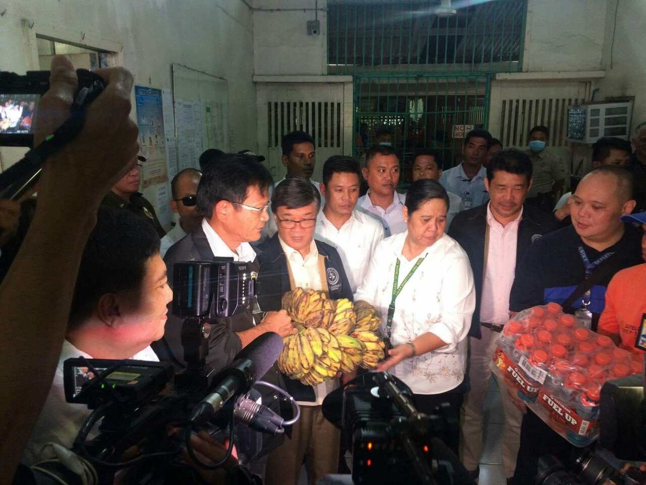 FOOD POISONING. Justice Secretary Vitaliano Aguirre II visits the diarrhea-stricken inmates at the New Bilibid Prison (NBP) on May 29, 2017. Photo courtesy of the Department of Justice (DOJ)  