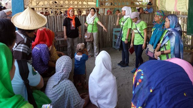 EMPOWERED LEADERS. Lyca Sarenas (center in green) of Oxfam in the Philippines with women leaders of Mindanao. Image courtesy of Oxfam. 