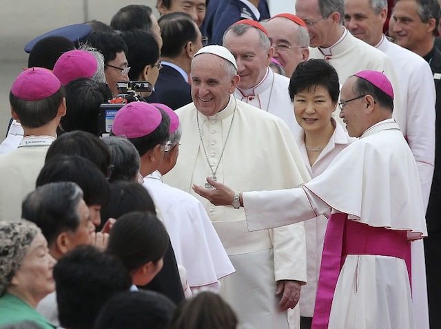 FIRST ASIAN TRIP. Pope Francis (center) is greeted by well-wishers as South Korean President Park Geun-hye (2nd from the right) looks on upon his arrival at Seoul Air Base in Seongnam, South Korea on August 14, 2014. File photo by Ahn Young-joon/Pool/AFP