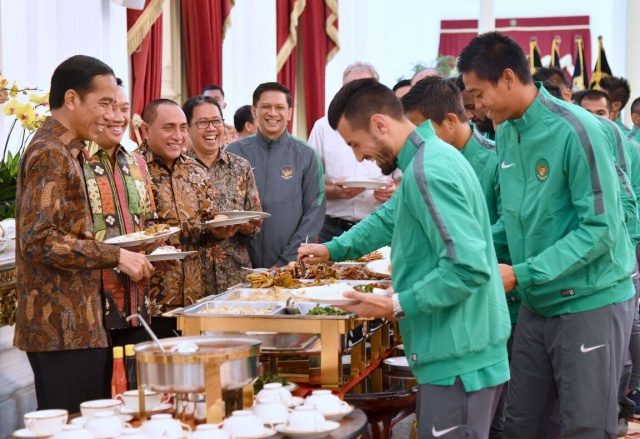 MAKAN SIANG. Presiden Joko "Jokowi" Widodo menjamu timnas santap siang di Istana Kepresidenan pada Senin, 19 Desember. Foto dari Biro Pers Setpres  