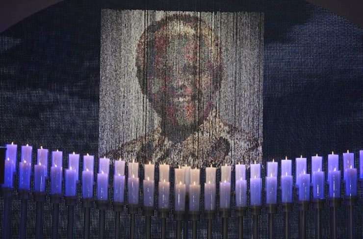 MANDELA. Lilin menyala di bawah foto Mandela sebelum upacara pemakamannya di Qunu pada 15 Desember 2013. Foto oleh Odd Andersen/AFP