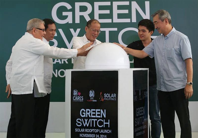 SWITCH ON. President Benigno S. Aquino lll leads the green switch launch of solar rooftop project of SM Supermalls. Also in photo are (from left): House Speaker Sonny Belmonte; Energy Secretary Jericho Petilla; Solar Philippine President Leandro Leviste; and SM Prime Holdings President Hans Sy. Photo by Ryan Lim / Malacañang Photo Bureau