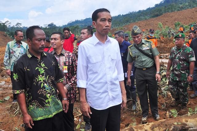 DISASTER. President Joko Widodo visiting the site of the landslide in Jemblung Village, Banjarnegara, Central Java, on Sunday, December 14, 2014. Photo by Himawan Listya Nugraha/EPA 