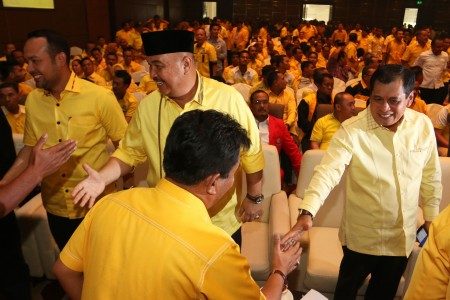 Ketua Harian DPP Partai Golkar Nurdin Halid bersama Ketua DPD Partai Golkar Sumatera Utara Ngogesa Sitepu (tengah) pada penutupan Rapat Pimpinan Daerah (Rapimda) Partai Golkar Sumut, di Medan, Sumatera Utara, Selasa (16/5). Foto oleh Irsan Mulyadi/ANTARA 