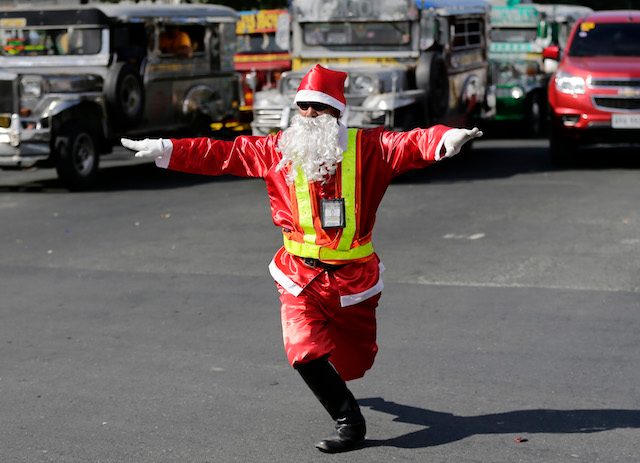 Ramiro Hinojas, pengatur lalu lintas di Manila, Filipina, memakai baju Santa Claus, 8 Desember 2015. Foto oleh Francis R Malasig/EPA  