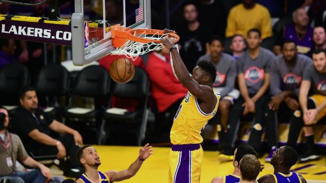 Lakers’ Randle dunks on own teammate