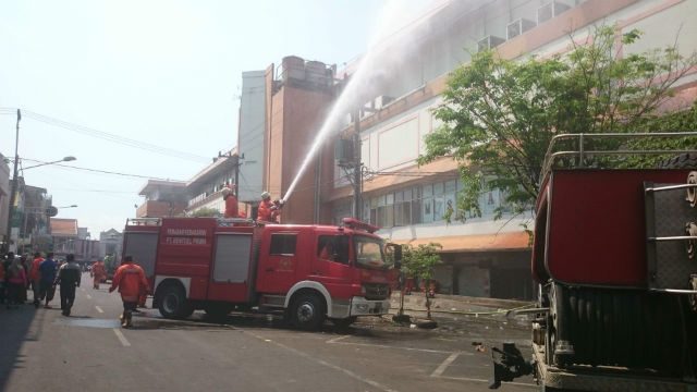 Pasar Besar Malang terbakar, ribuan pedagang berhenti berjualan