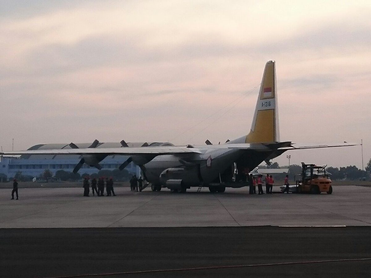 BANTUAN. Pesawat Hercules yang mengangkut barang bantuan menuju ke Bangladesh telah disiapkan di Bandara Halim pada Rabu, 13 September. Foto diambil dari akun Twitter @Sutopo_BNPB 