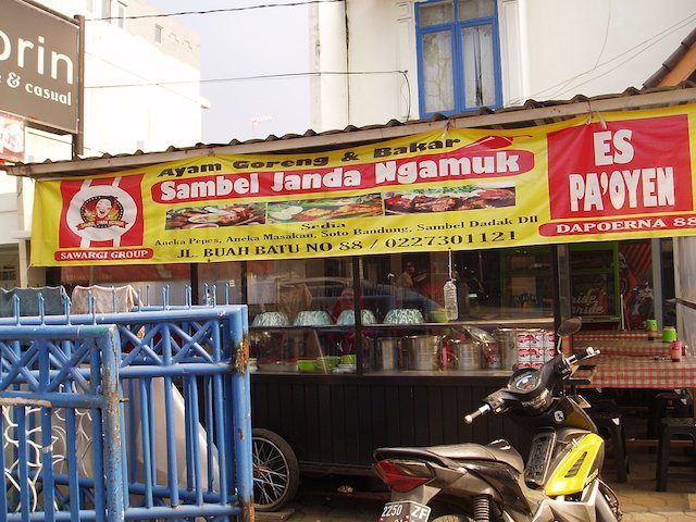 Salah satu rumah makan Sambel Janda Mengamuk di Jalan Buah Batu Bandung. Foto oleh Yuli Saputra/Rappler 