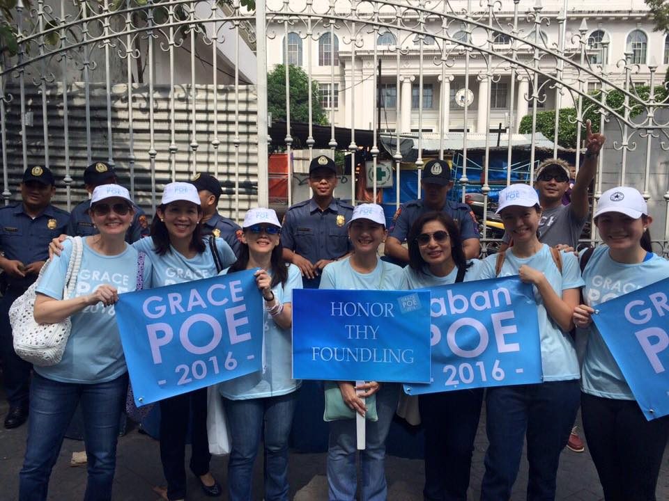 SUPPORT. Poe's friends join her as she attended the first day of oral arguments at the Supreme Court. Photo by Malu Gamboa 