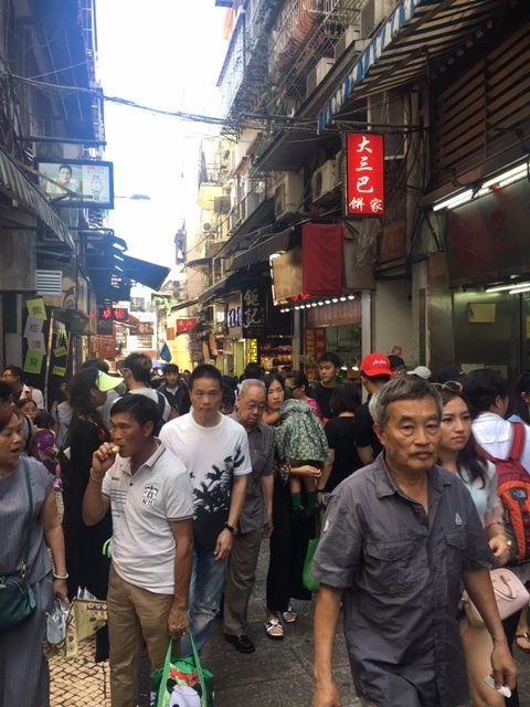 RAMAI. Keramaian jalan menuju Senado Square. Di sisi kiri dan kanan dipenuhi toko suvenir dan hidangan khas Macau. 