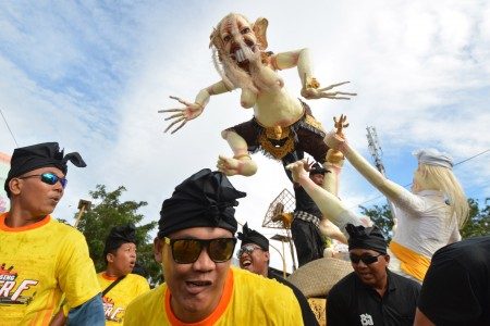 Umat Hindu menggotong ogoh-ogoh pada Festival Ogoh-Ogoh di Palu, Sulawesi Tengah, Senin (27/3). Foto oleh Basri Marzuki/ANTARA 