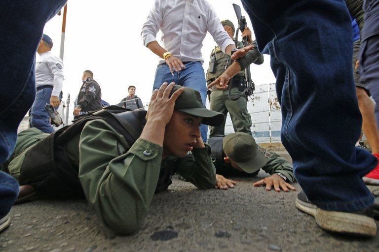 Venezuela troops fire tear gas on demo at Colombia border