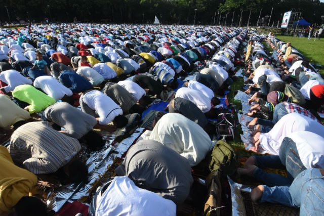 MORNING PRAYER. Thousands of Muslims join the morning prayer at Rizal Park on September 1, 2017, for the feast of Eid'l Adha. Photo by Angie de Silva/Rappler 