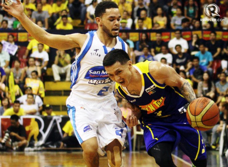 Jimmy Alapag of Talk N Text (R) turned in a determined performance in Game 4 despite being on the wrong side of the score. Photo by Kevin Dela Cruz/Rappler