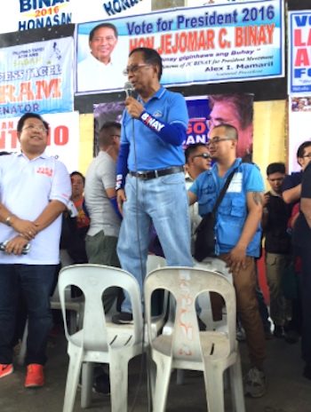 MAKESHIFT STAGE. Vice President Jejomar Binay gets on two chairs before addressing the crowd in Balayan, Batangas, on February 12, 2016. Photo by Mara Cepeda/Rappler 