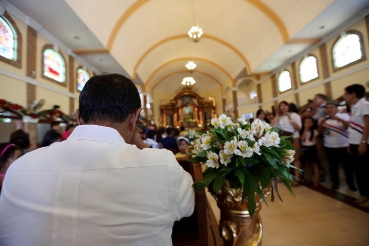 BETTER YEAR? Vice President Jejomar C. Binay attends the Mass at the Immaculate Conception Parish in Angeles City, Pampanga on December 30, 2014. File photo by the Office of the Vice President 