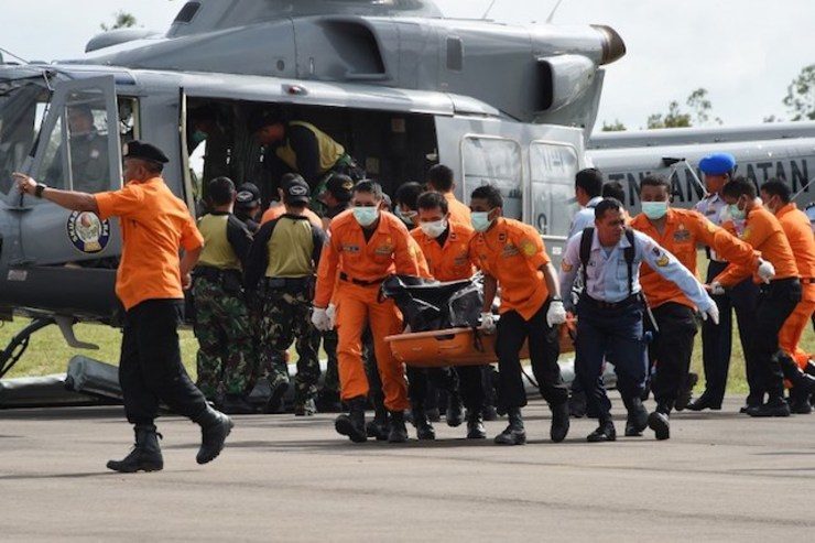 Members of an Indonesian search and rescue team transport the body of a victim from AirAsia flight QZ8501 recovered from the Java at Pangkalan Bun in Central Kalimantan on January 1, 2015. Photo by Adek Berry/AFP