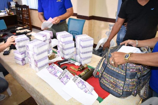 VOTE-BUYING? Mayor Luna is arrested with stacks of P100 bills – money which the police believe is meant for buying votes. PNP photo  