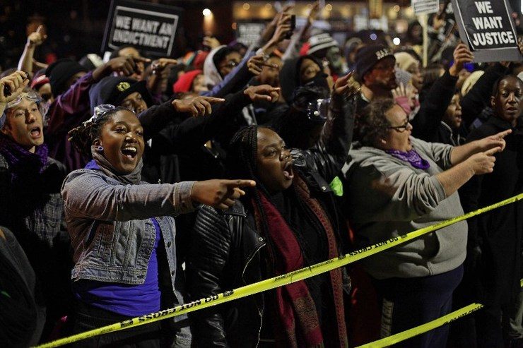 Thousands protest in St Louis over Ferguson shooting